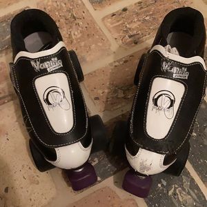 Vanilla tuxedo junior skates size 4